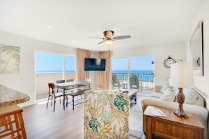 un salon avec vue sur l'océan dans l'établissement Pelican Isle 301, à Fort Walton Beach