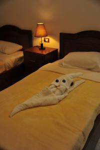 Postel nebo postele na pokoji v ubytování Al Hambra Hotel