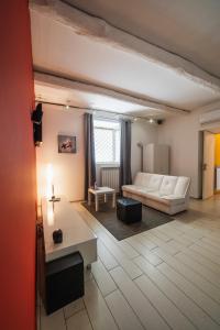 salon z białą kanapą i stołem w obiekcie Villino Erminia - Seaside Art b&b w mieście Pizzo