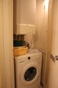 une laveuse et une sécheuse dans une petite pièce dans l'établissement Vacances à Bidart-Plage, à Bidart 11 autres photos