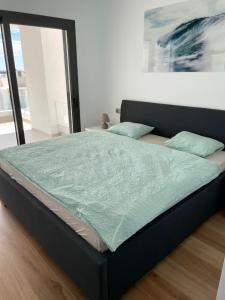 Postel nebo postele na pokoji v ubytování Modern 2 beds apartment in Alcaidesa + 14 fotografií