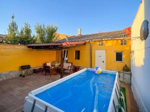 Πισίνα στο ή κοντά στο Casa El Arrabal, casa con chimenea, piscina y patio