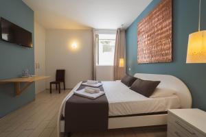 - une chambre avec un lit, une table et une fenêtre dans l'établissement Villino Erminia - Seaside Art b&b, à Pizzo