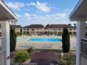 a view of a swimming pool at a resort at Appartement 6 places proche plage et avec piscine in Le Verdon-sur-Mer