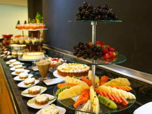 una línea de buffet con muchos tipos diferentes de comida en ibis Rio de Janeiro Santos Dumont, en Río de Janeiro