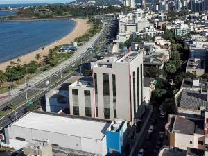 eine Luftansicht auf eine Stadt mit Strand und Gebäuden in der Unterkunft ibis Vitoria Praia de Camburi in Vitória