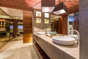 un bagno con due lavandini e un grande specchio di Club Wyndham Dinner Plain, Trademark Collection by Wyndham a Dinner Plain Altre 37 foto
