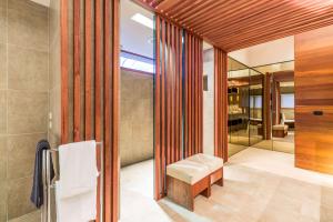 bagno con doccia, panca e specchio di Club Wyndham Dinner Plain, Trademark Collection by Wyndham a Dinner Plain