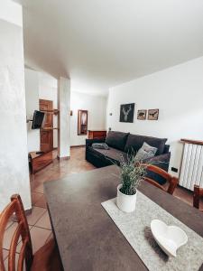 salon z kanapą i stołem w obiekcie Bait d'Armin - Sport Azzurro w Livigno