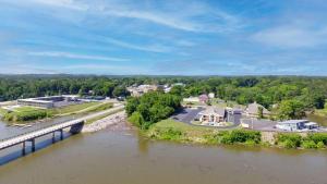 uma vista aérea de uma cidade com uma ponte sobre um rio em Clarion Pointe on the lake Clarksville-South Hill West em Clarksville