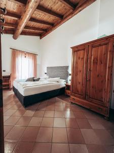 sypialnia z dużym łóżkiem i drewnianą szafką w obiekcie Bait d'Armin - Sport Azzurro w Livigno