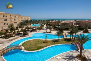 Palma Resort Hurghada Families and Couples في الغردقة: اطلالة جوية على مسبح في منتجع