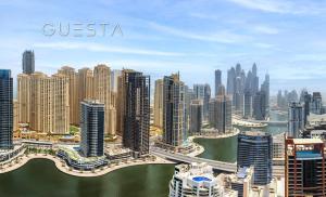 widok na miasto z wysokimi budynkami i rzeką w obiekcie Marina Mall Apartments, Dubai Marina w Dubaju