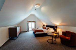 班斯卡 - 什佳夫尼察Hotel Glaus的一间带床、沙发和电视的卧室
