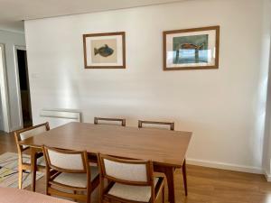 - une salle à manger avec une table et des chaises en bois dans l'établissement Mar de Pobra, à Pobra do Caramiñal