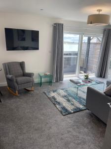 Zona d'estar a Salisbury Suite - Modern 2 bedroom flat with parking in Menai Bridge