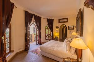 um quarto com uma cama e uma janela em Riad Il Parco dei Principi em Marrakech