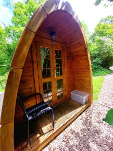 a small wooden cabin with a bench in it at Pods Alte Schule in Elchweiler