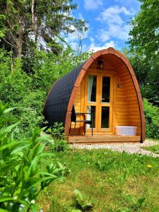 a small wooden dome house in a garden at Pods Alte Schule in Elchweiler +22 photos