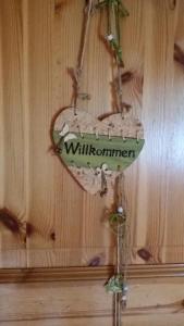 um sinal que lê homens selvagens pendurados numa parede em Ferienhaus Elke em Kurort Altenberg