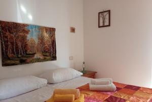 una camera da letto con un letto e un dipinto sul muro di Appartamento Il Glicine a Montalcino