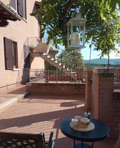 un tavolo blu con una tazza sopra accanto a una scala di Appartamento Il Glicine a Montalcino