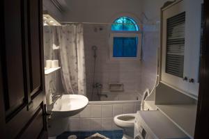 ein weißes Badezimmer mit Waschbecken und Toilette in der Unterkunft Villa marina " G " in Argassi + 74 Fotos