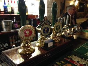 Eine Bar mit mehreren Bierschildern auf dem Tresen in der Unterkunft Shears Inn in Halifax