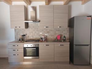Il comprend une cuisine équipée d'un réfrigérateur et d'une cuisinière. four supérieur dans l'établissement La casa di Francesco, à Marina di Pisa