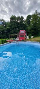 a large pool of blue water in front of a house at insolite bus anglais le Buckinghambus in Saint-Philbert-sur-Risle