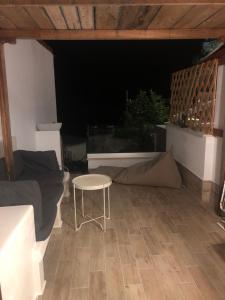 un patio avec une table et une petite table et une table dans l'établissement Blaue Welle Haus, à Parga