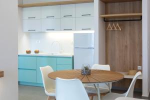Kuchyň nebo kuchyňský kout v ubytování Elianthi Luxury Apartments