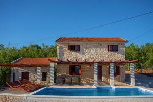 Villa con piscina frente a una casa en Villa Silente, en Ljubuški