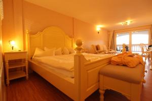 a bedroom with a large white bed and a window at Panorama Hotel am Oberuckersee in Warnitz