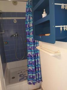 baño con cortina de ducha azul y bañera en 4RB86 Appartement type T2 cabine dans résidence bord de mer à Collioure, en Collioure