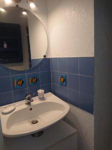 Kúpeľňa v ubytovaní 4RB86 Appartement type T2 cabine dans résidence bord de mer à Collioure