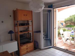 Kuchyňa alebo kuchynka v ubytovaní 4RB86 Appartement type T2 cabine dans résidence bord de mer à Collioure