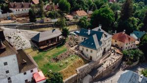 eine Luftansicht eines großen Hauses mit grünem Dach in der Unterkunft Hotel Glaus in Banská Štiavnica