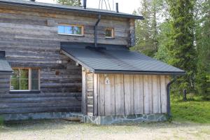 una cabina in legno con tetto a foglia d'azzardo di Accommodation Aarnilampi a Luosto