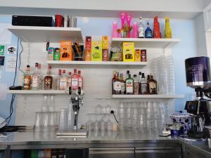 uma cozinha com um balcão com garrafas de álcool nas prateleiras em Resort Zatišje em Savudrija