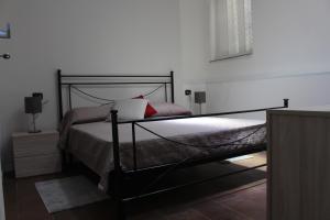 1 dormitorio con 1 cama con marco de metal negro en B&B Civico 6 Galatro, en Galatro