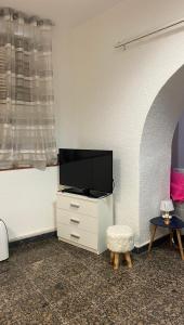 普拉的住宿－Apartment Zadarska，客厅的梳妆台上配有电视