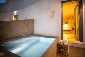 una gran piscina en una habitación con espejo en La Casa de Caldera, en Oia