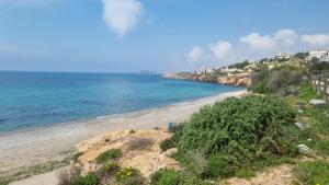 Una vista de una playa con casas y el océano. en Taylors Camposol Apartment, en Mazarrón