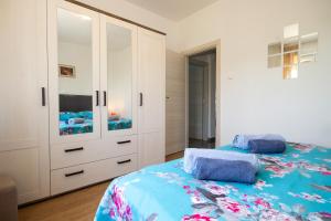 Postel nebo postele na pokoji v ubytování Apartment Jenny with parking, Wi-Fi and sea view