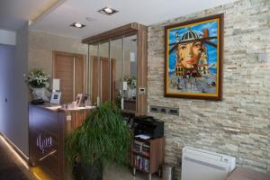 una oficina con una pintura de una mujer en la pared en Apia Residence en Budva