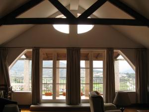 アルヴァレンガにあるVila Guiomar - Casa da Eiraの窓と天井(照明付)が備わる客室です。