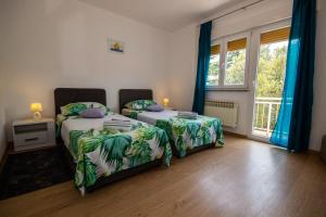 Postel nebo postele na pokoji v ubytování Apartment Jenny with parking, Wi-Fi and sea view