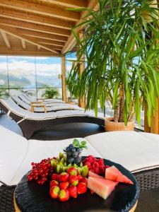 einen Obstteller auf einem Tisch in einem Resort in der Unterkunft Hotel Malerhaus in Fügen