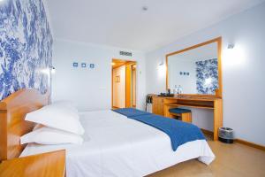 Een bed of bedden in een kamer bij Hotel do Mar